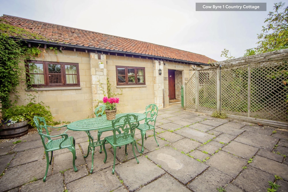 Superior Cottage, Private Bathroom, Courtyard View (Two Bedroomed)