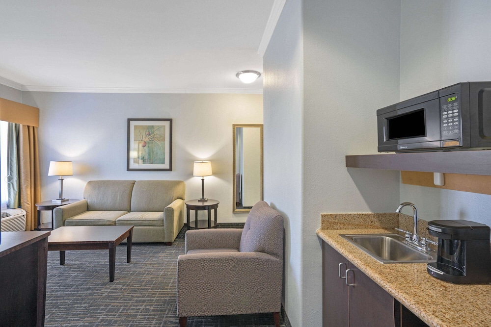 Suite, 2 Bedrooms (2 Queen Beds)