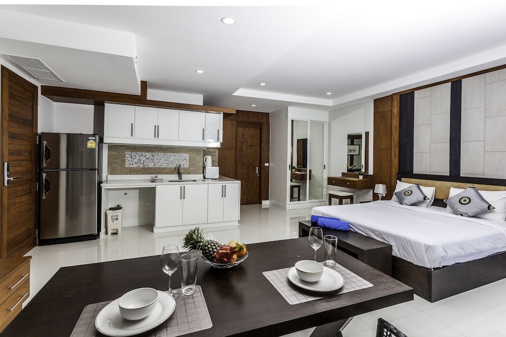 Grand Studio, 1 King Bed, Non Smoking photo 2