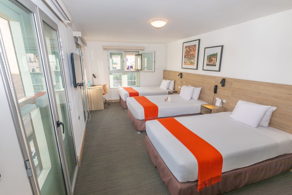 Traditional Room, 3 Twin Beds, City View - Photo 1