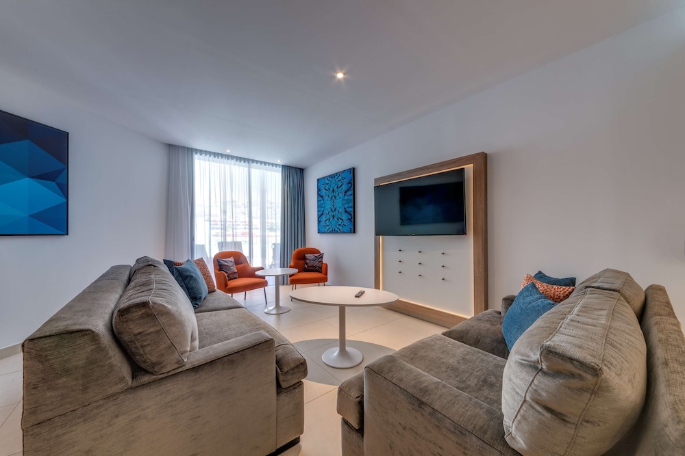 Suite, 2 Bedrooms, Balcony, Pool View photo 3