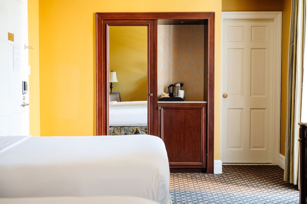 Double Queen Room (24/7 Front Desk) - Photo 4
