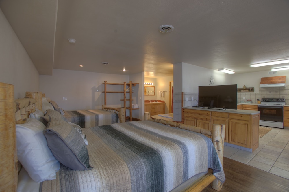 Suite, 2 Queen Beds with Kitchen and 2 Person Jetted Tub (Memories)