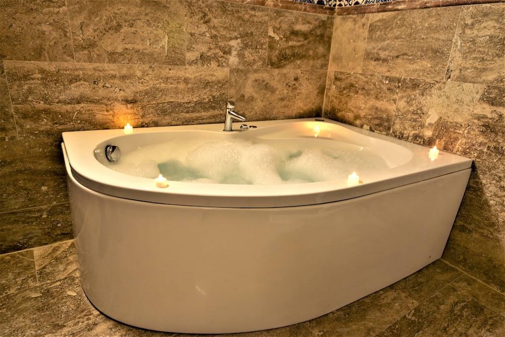 Royal Suite, Jetted Tub (Double) - Photo 24