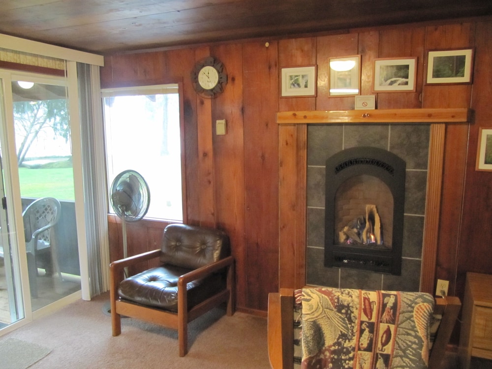 Fireplace Cabin #18, 2 Queen beds, Kitchen photo 1