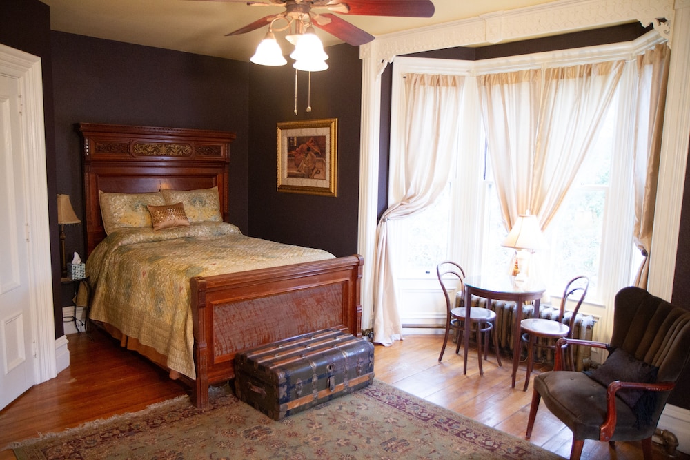 Premium Master Suite,1 Double Bed,Fireplace,En Suite Bath(Full Gourmet Breakfast, Plush Robes) photo 1