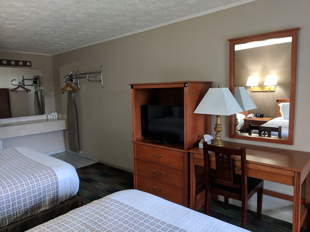 Deluxe Double Room, 2 Queen Beds, Refrigerator & Microwave - Photo 6