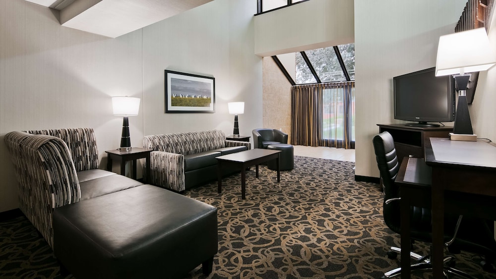Suite, 1 King Bed, Jetted Tub - Photo 2