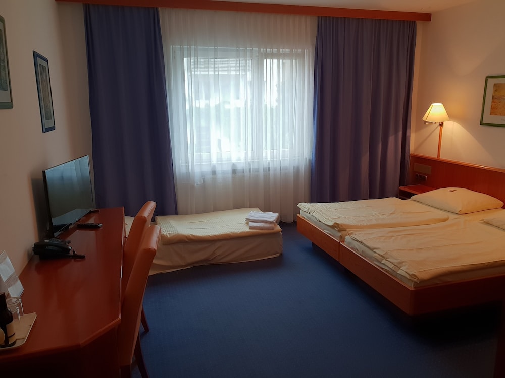 Double Room, Private Bathroom (mit Zustellbett)