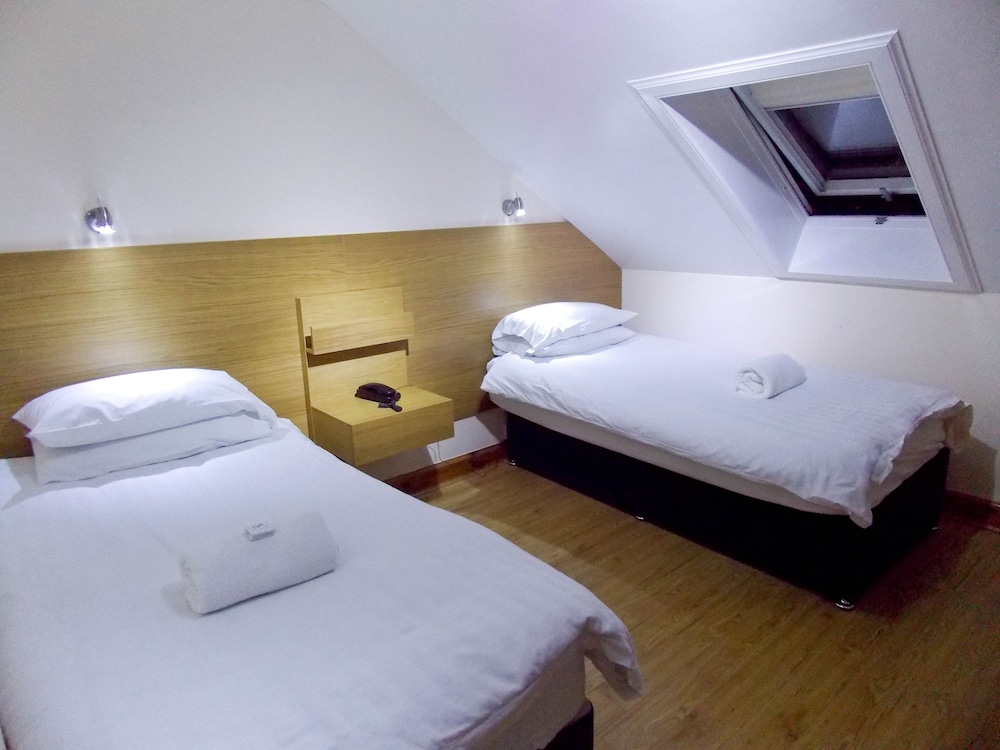 Twin Room, Shared Bathroom (with Shower and Bath)