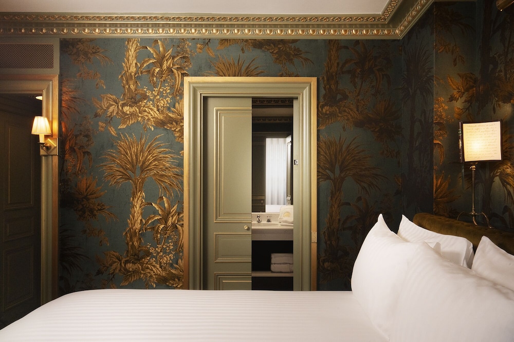 Deluxe Room thumbnail 6