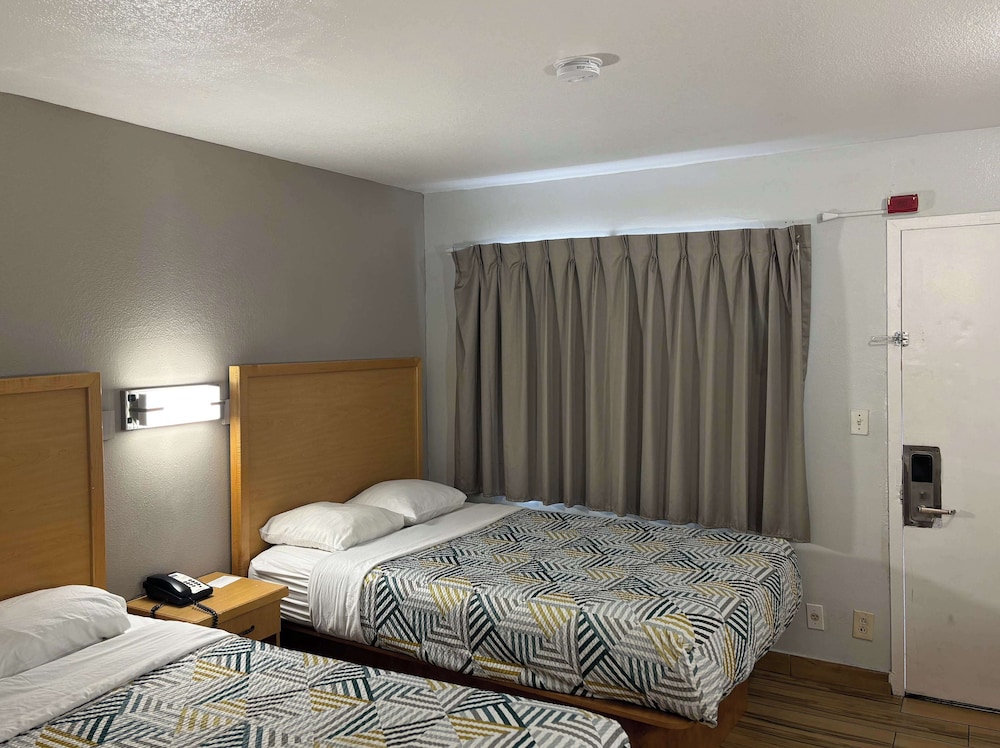 Deluxe Room, 2 Double Beds, Non Smoking, Refrigerator & Microwave - Photo 2