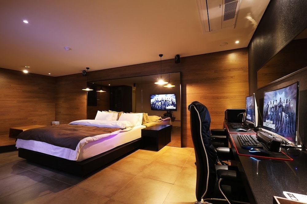 Suite - Photo 13