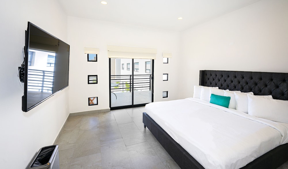 Standard Single Room, 1 King Bed, Balcony, Pool View