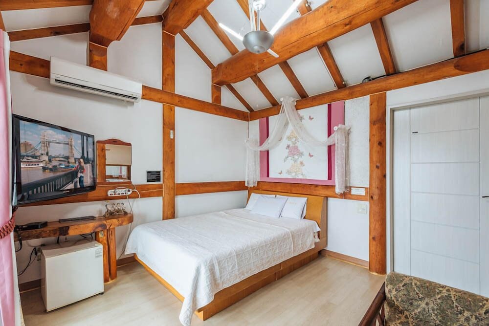Room (D-7)