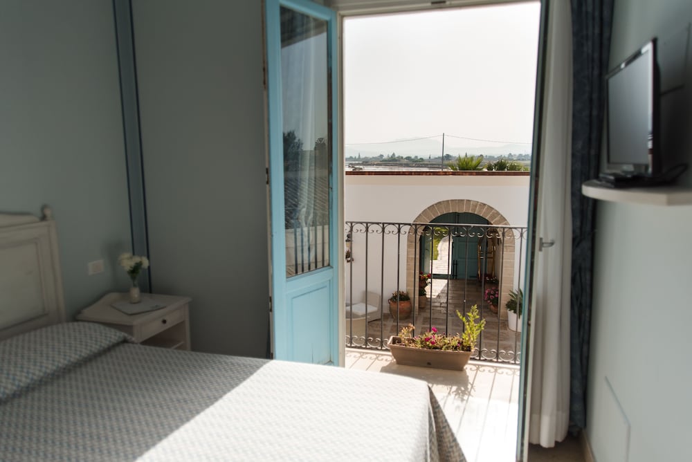 Room - Photo 2