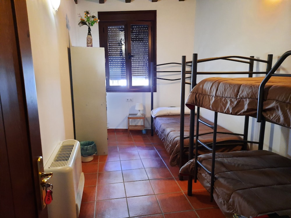 Economy Triple Room photo 3