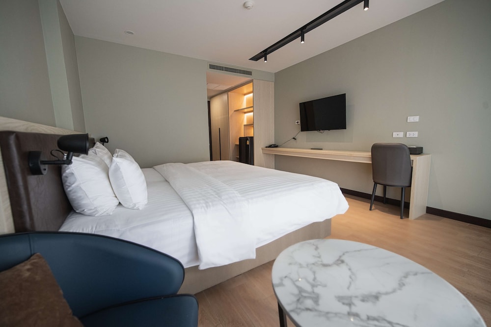Deluxe Room, Bathtub - Photo 2