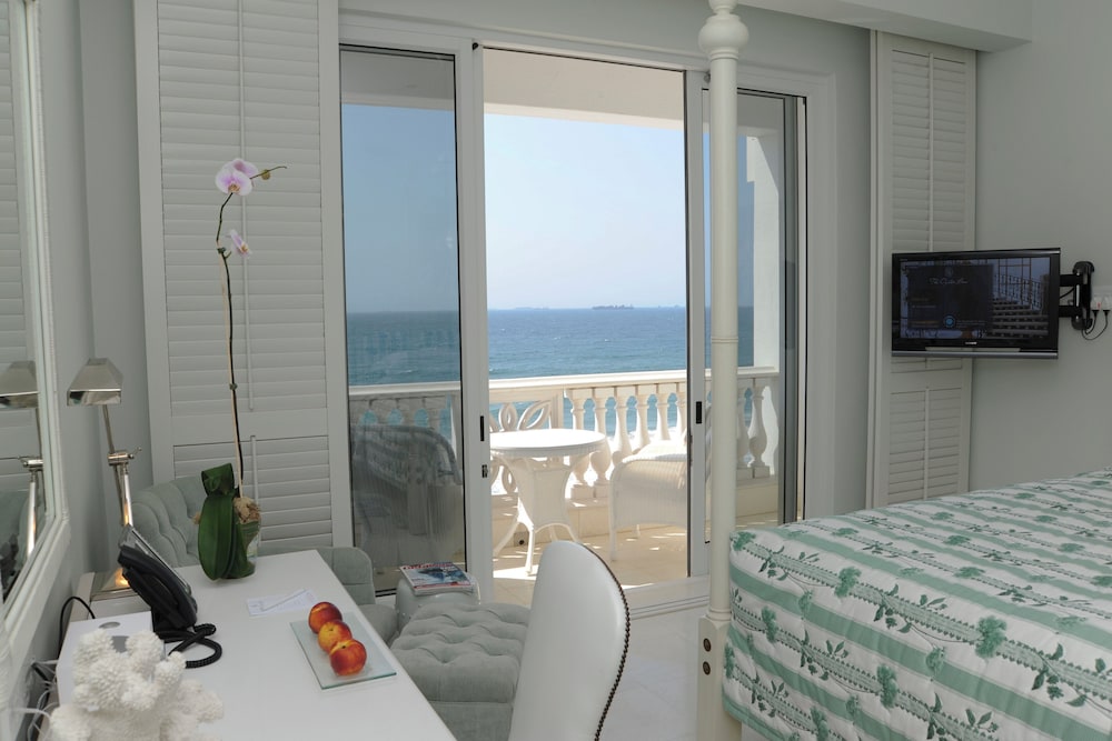 Luxury Sea Facing Room (King/Twin) - Photo 2