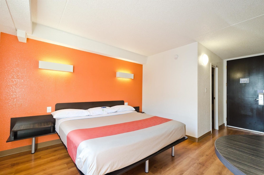 Deluxe Double Room, 1 King Bed, Non Smoking, Refrigerator & Microwave photo 3