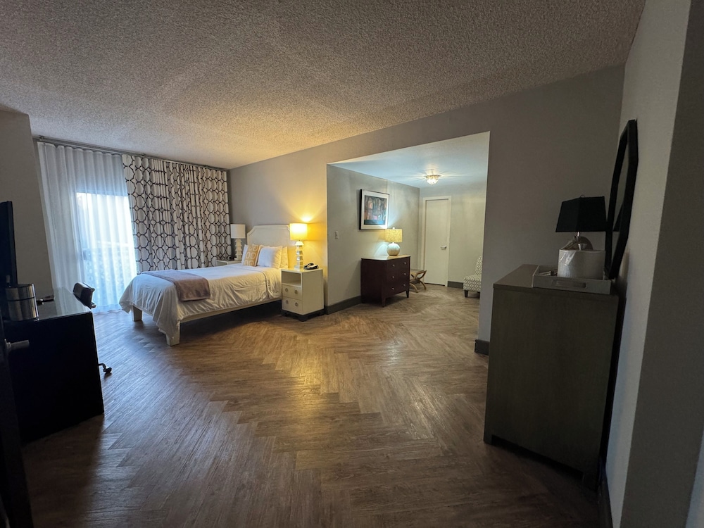 Junior Suite (Silver Screen)