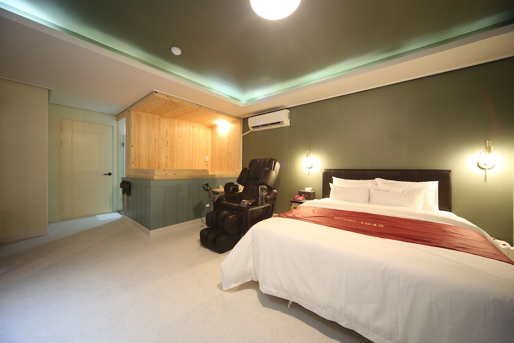 Premium Twin Room photo 3