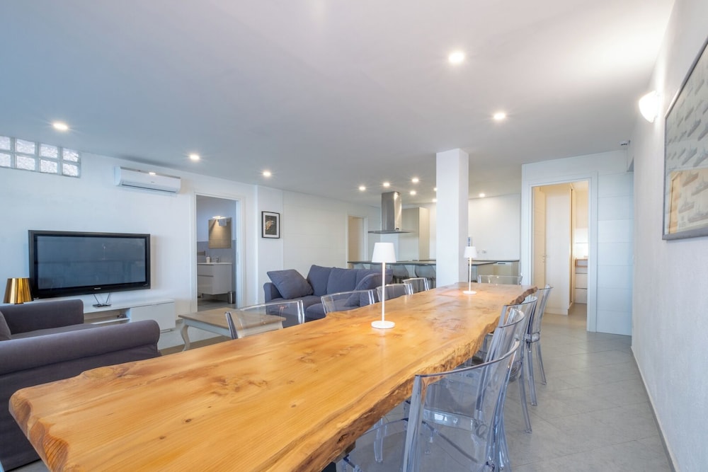 Luxury Apartment, Multiple Bedrooms, Sea View