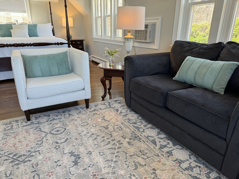 Superior Suite, 1 King Bed, Ocean View photo 3