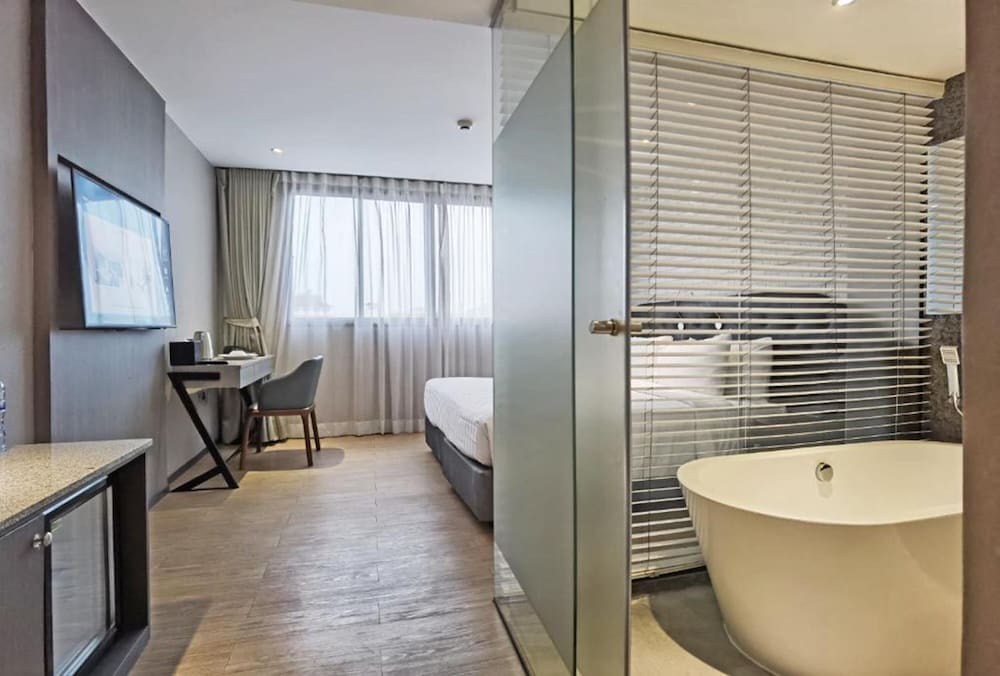 Deluxe Room with Bathtub photo 2