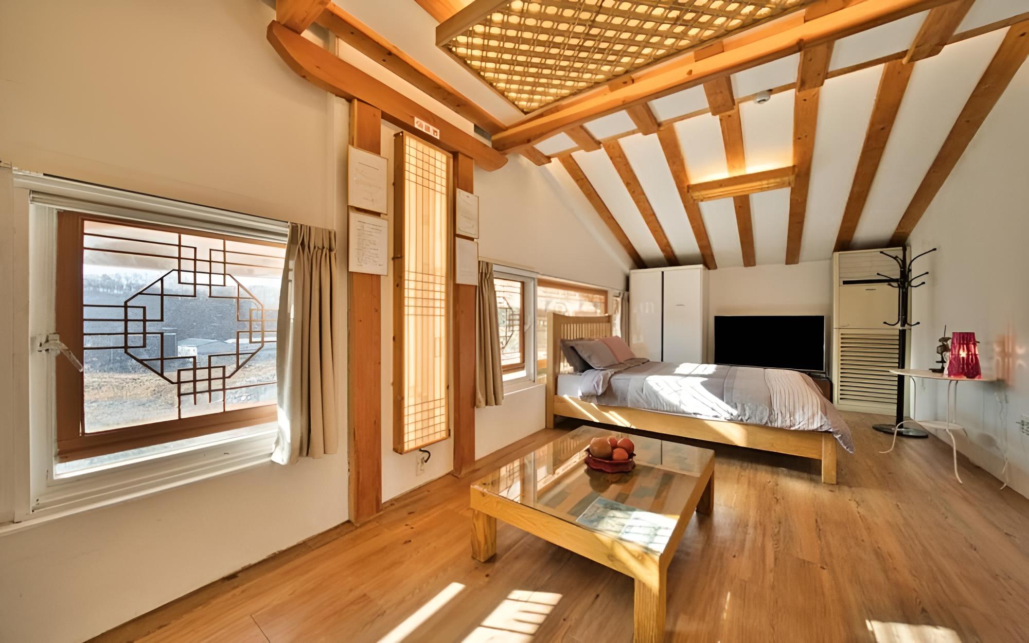 Room (Summer) - Photo 1