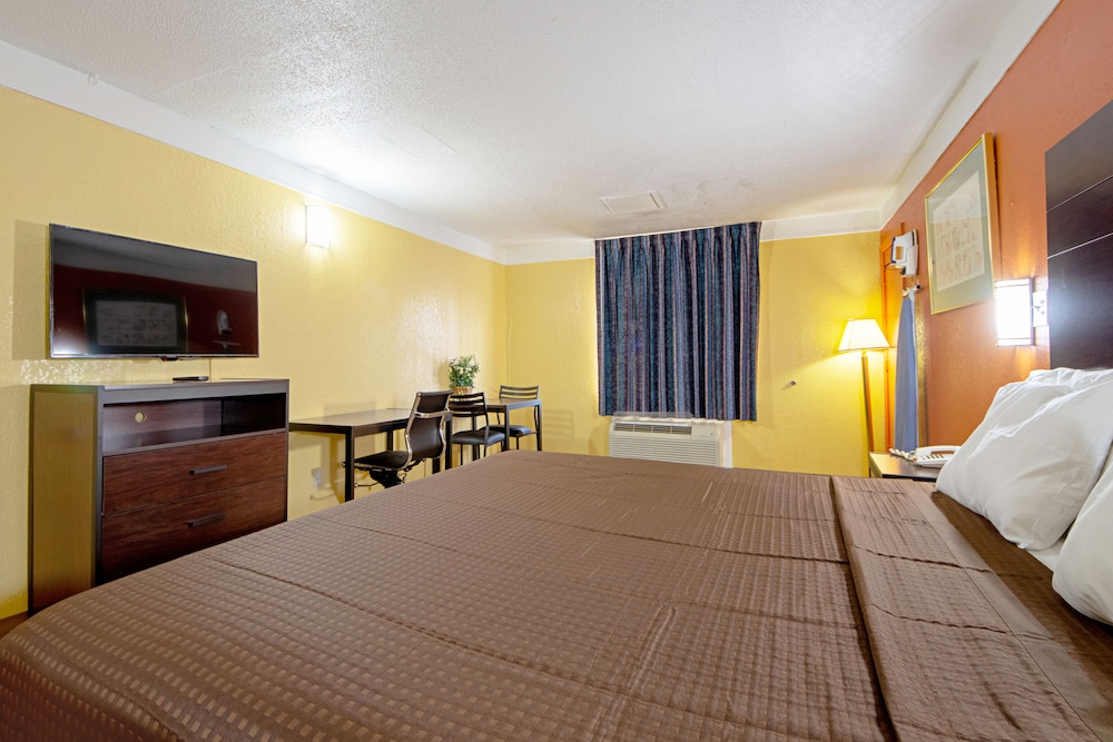Standard Room, 1 King Bed, Smoking photo 2