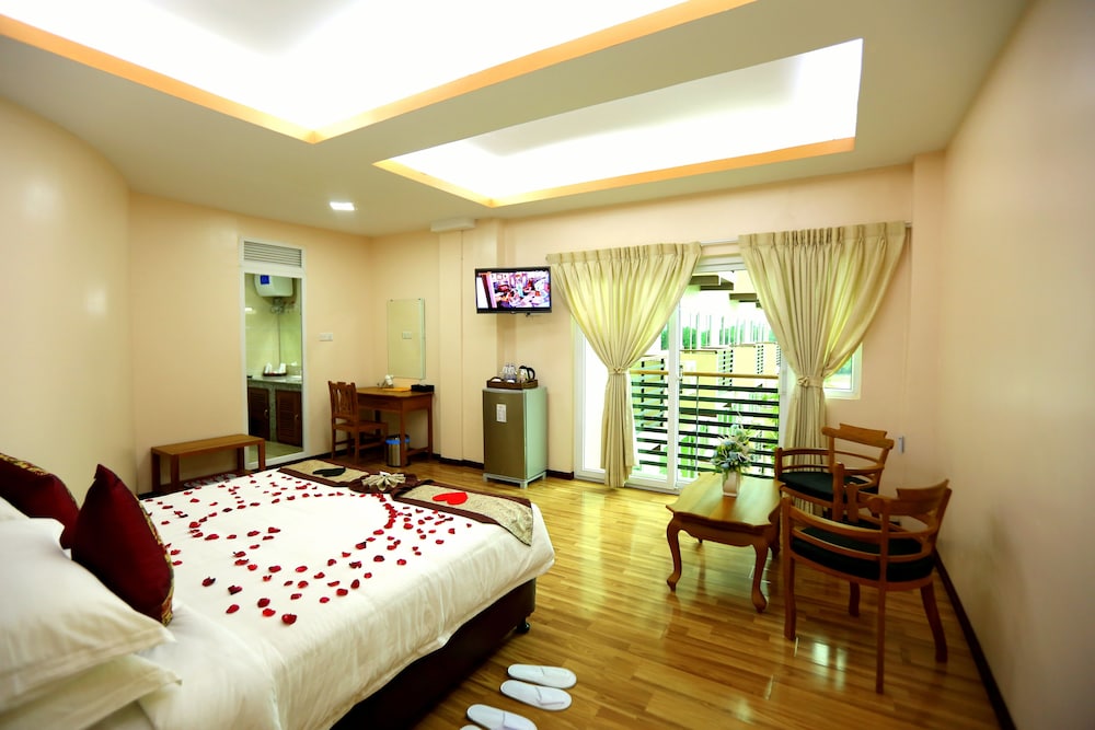 Deluxe Double Room, 1 Double Bed, Pool View, Corner photo 3