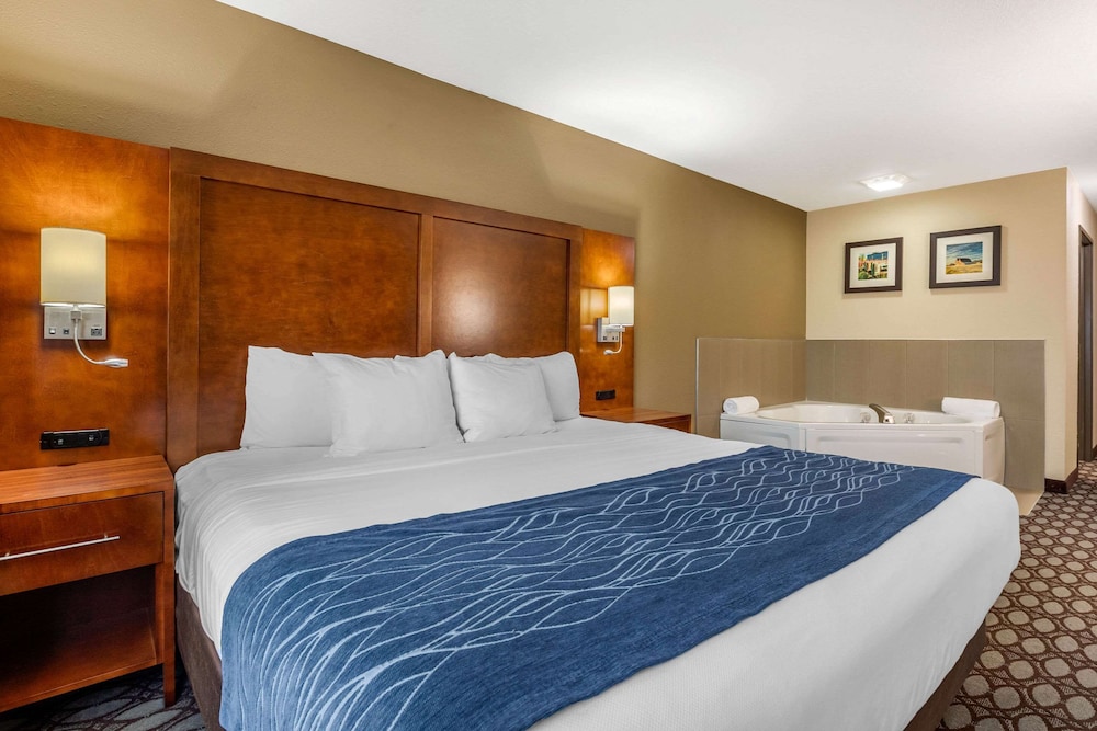 Standard Room, 1 King Bed, Non Smoking - Photo 2