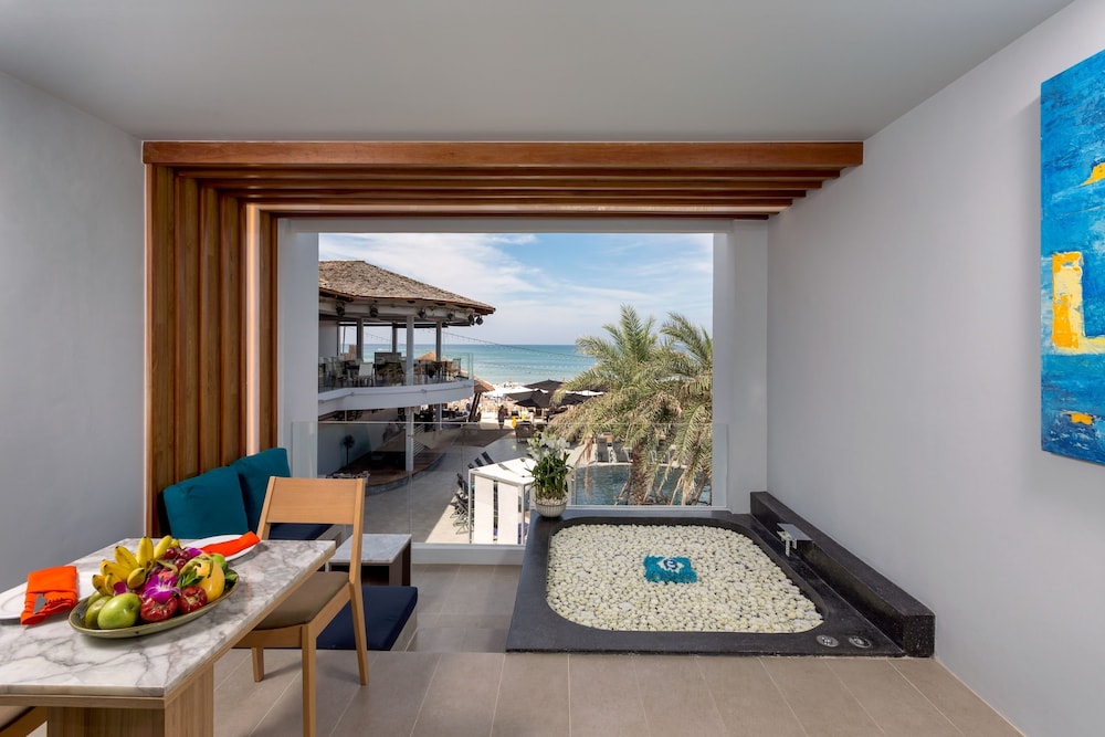 Luxury Beachfront Suite - Photo 6