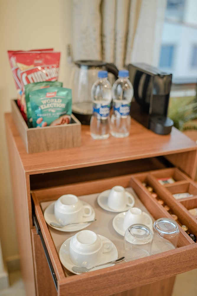 Deluxe Cityview Queen with Balcony (Free Return Airport Transfer and Breakfast Included) - Photo 4