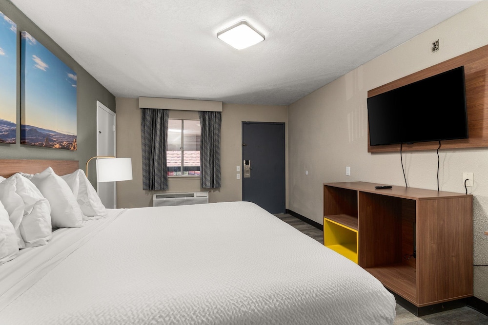 Room, 1 King Bed, Non Smoking - Photo 2