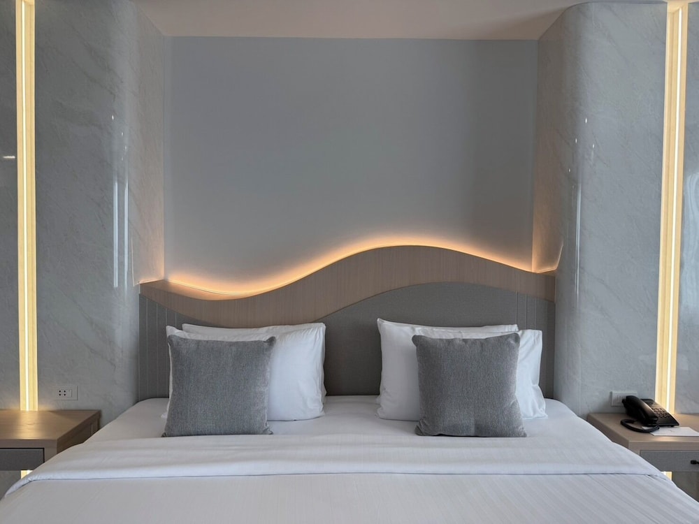 Grand Corner King Bed photo 2