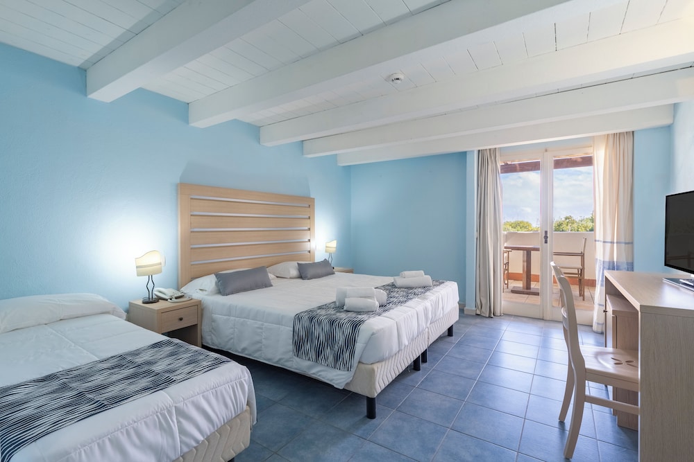Premium Quadruple Room, Pool View