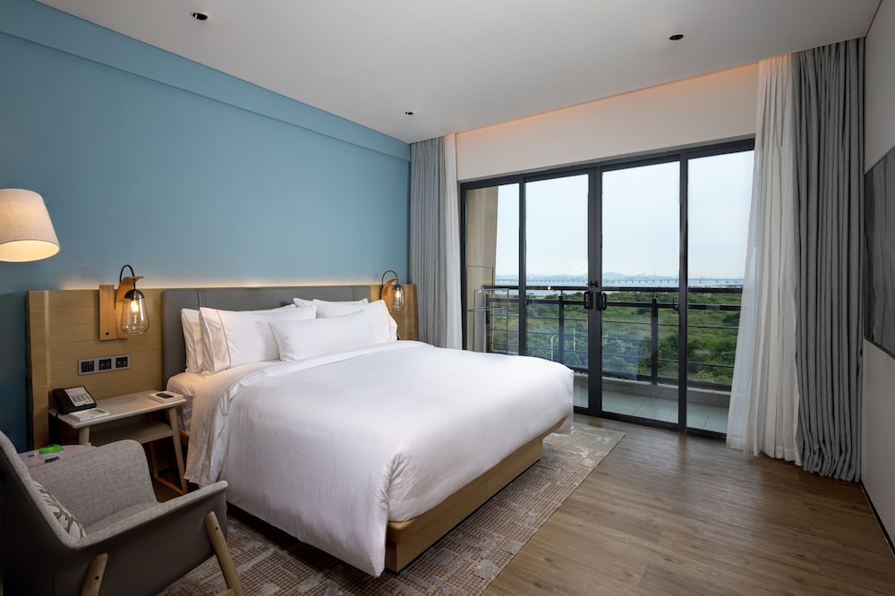 Suite, 1 Bedroom, Balcony - Photo 2