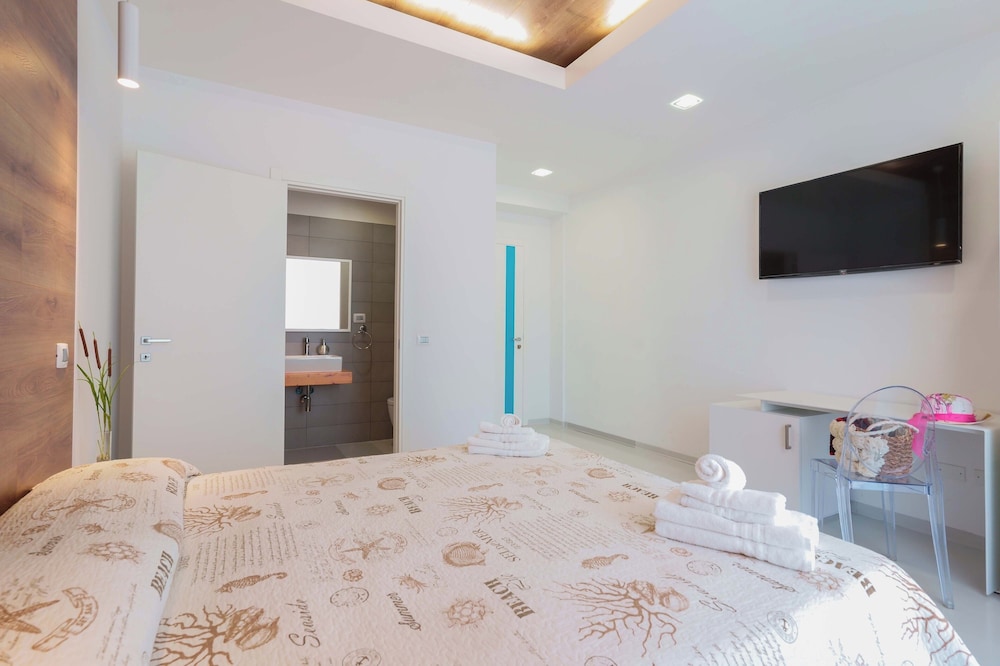 Superior Room, 1 King Bed, Ensuite photo 2