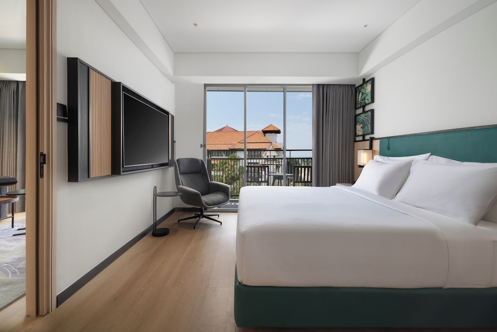 King Guest Room with Balcony photo 3