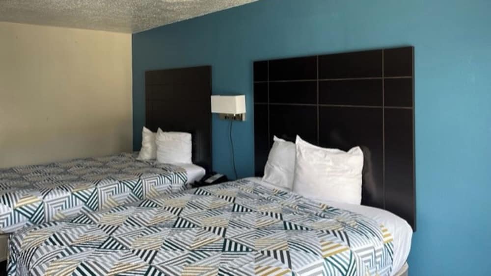 Standard Room, 2 Queen Beds, Non Smoking, Refrigerator & Microwave - Photo 4