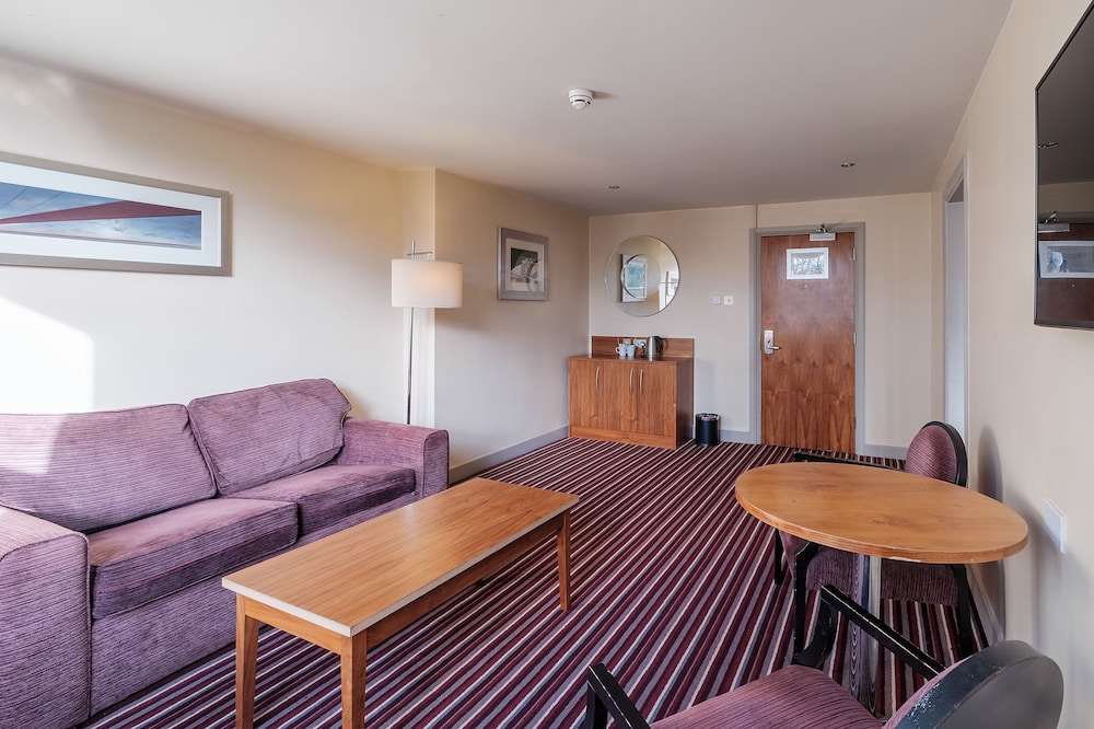 Suite, 1 King Bed, Non Smoking - Photo 3