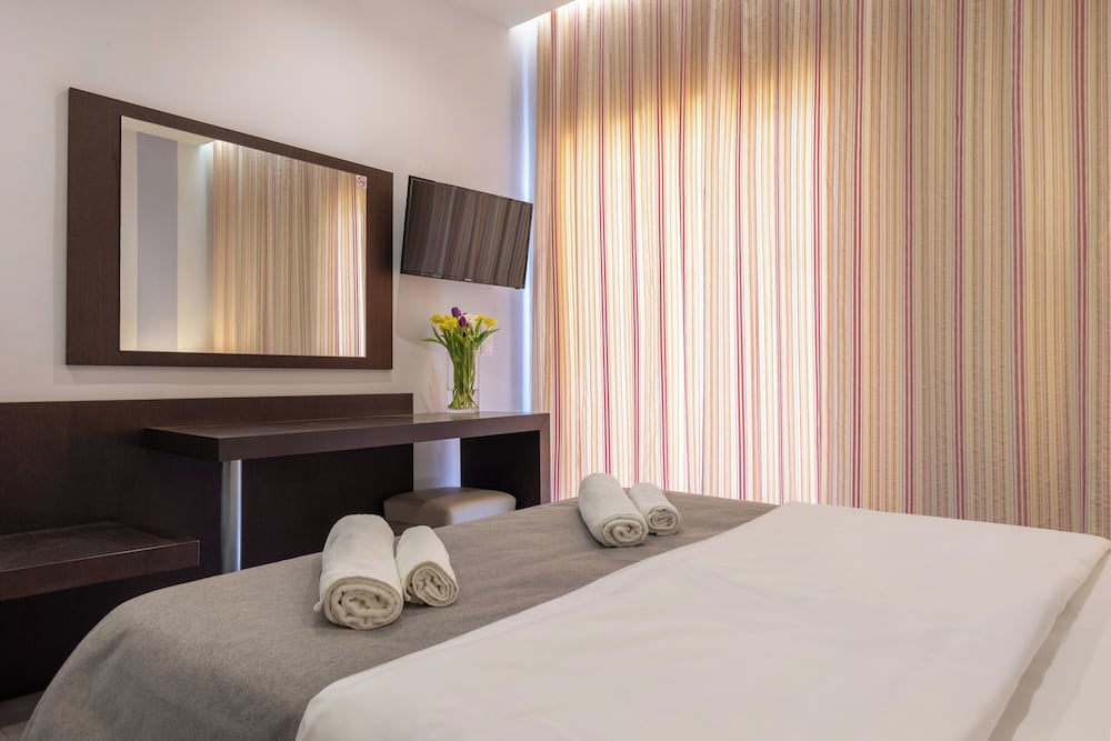 Standard Room with Pool View - Photo 3