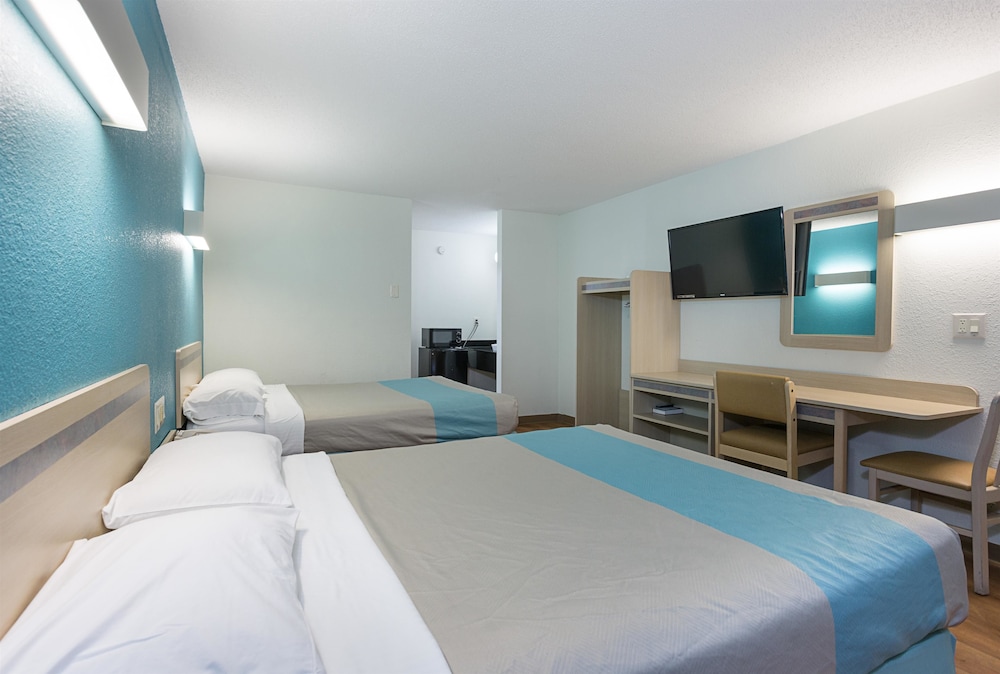 Standard Room, 2 Queen Beds, Non Smoking photo 3