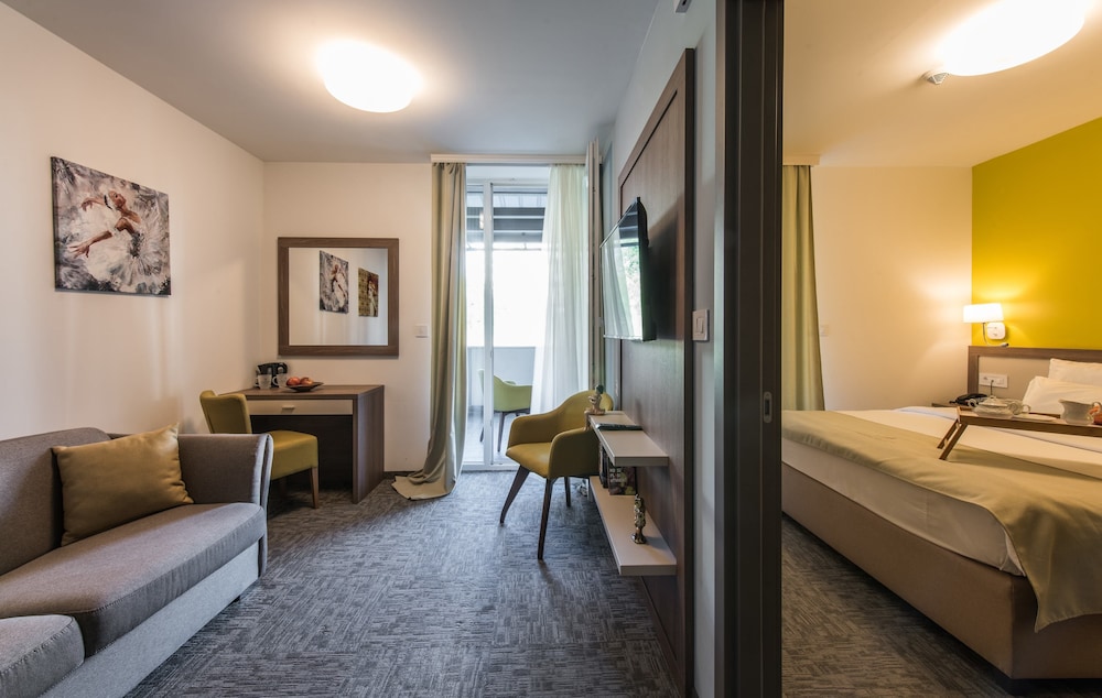Suite, 1 Bedroom, Terrace - Photo 1