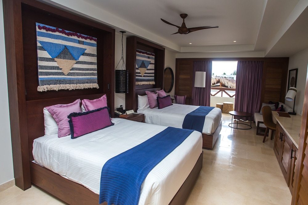Junior Suite Partial Ocean View Double Beds