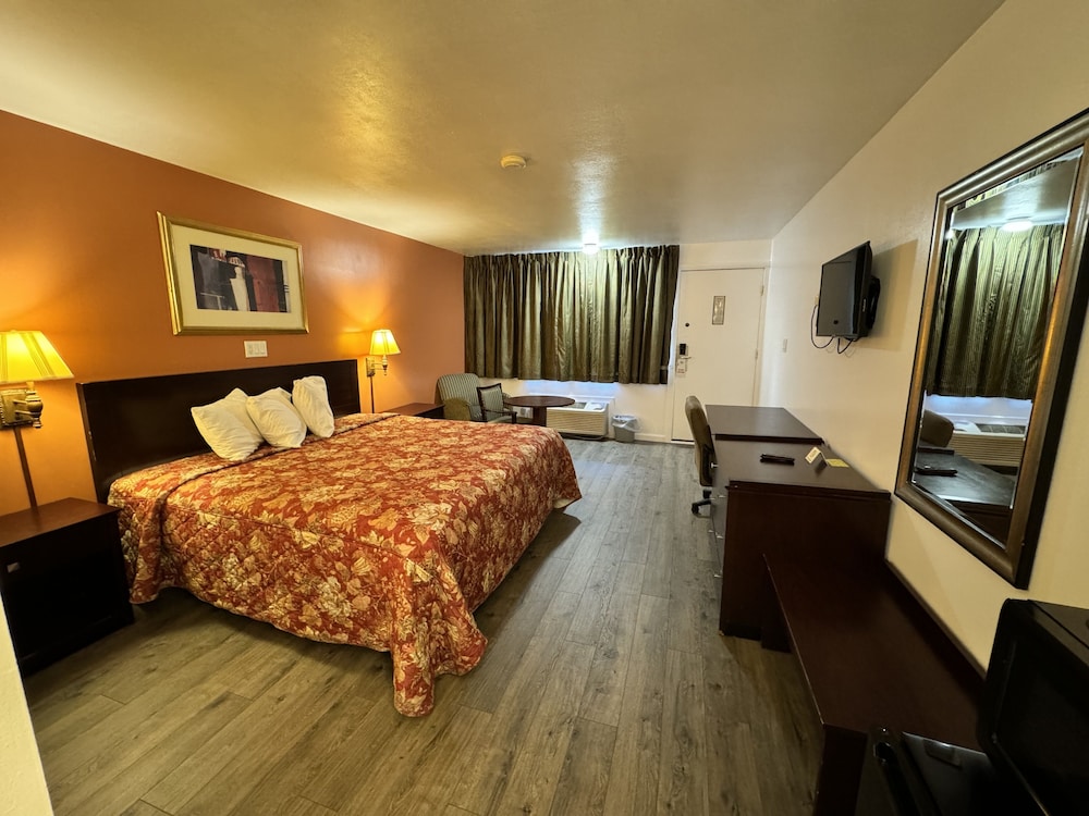 Standard Room, 1 King Bed photo 2