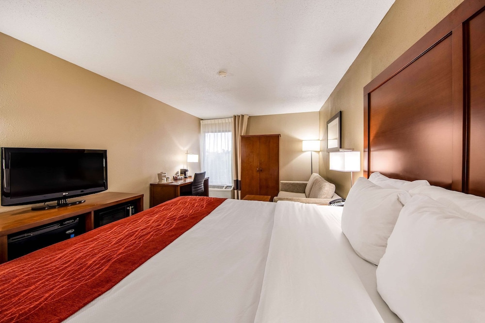 1 King Bed, Nonsmoking, Upgrade - Photo 5