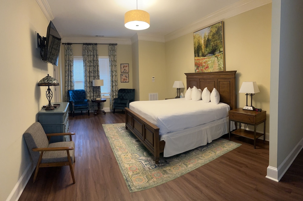 King Room (Suite located on North Grove Street) photo 3